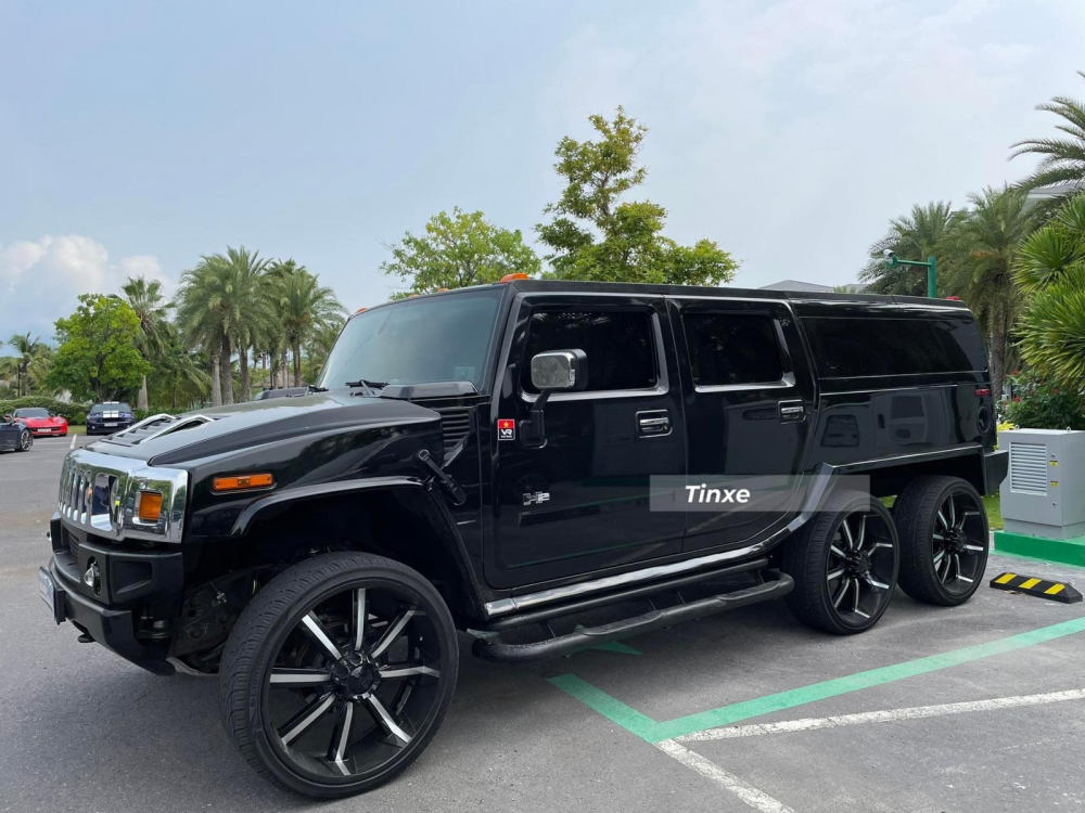 Chiếc xe Hummer H2 này được một người Việt kinh doanh siêu xe ở Campuchia mang về nước. Tương tự như McLaren Senna hay Koenigsegg Regera của Hoàng Kim Khánh, siêu phẩm độ 6 bánh Hummer H6 Player Edition này được mang biển số Campuchia.