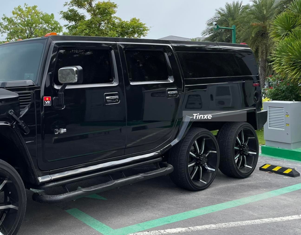 Việc trang bị thêm 2 bánh xe phía sau đã giúp ngoại hình chiếc xe Hummer H6 Player Edition trở nên vô cùng ấn tượng.