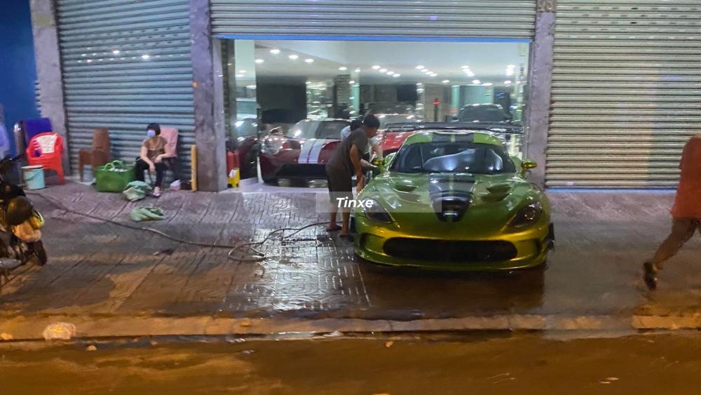 Hình ảnh chiếc xe Dodge SRT Viper ACR được tắm rửa vào tối qua, xe đã được mang về nước từ khuya ngày 15 tháng 4 Hình ảnh chiếc xe Dodge SRT Viper ACR được tắm rửa vào tối qua, xe đã được mang về nước từ khuya ngày 15 tháng 4
