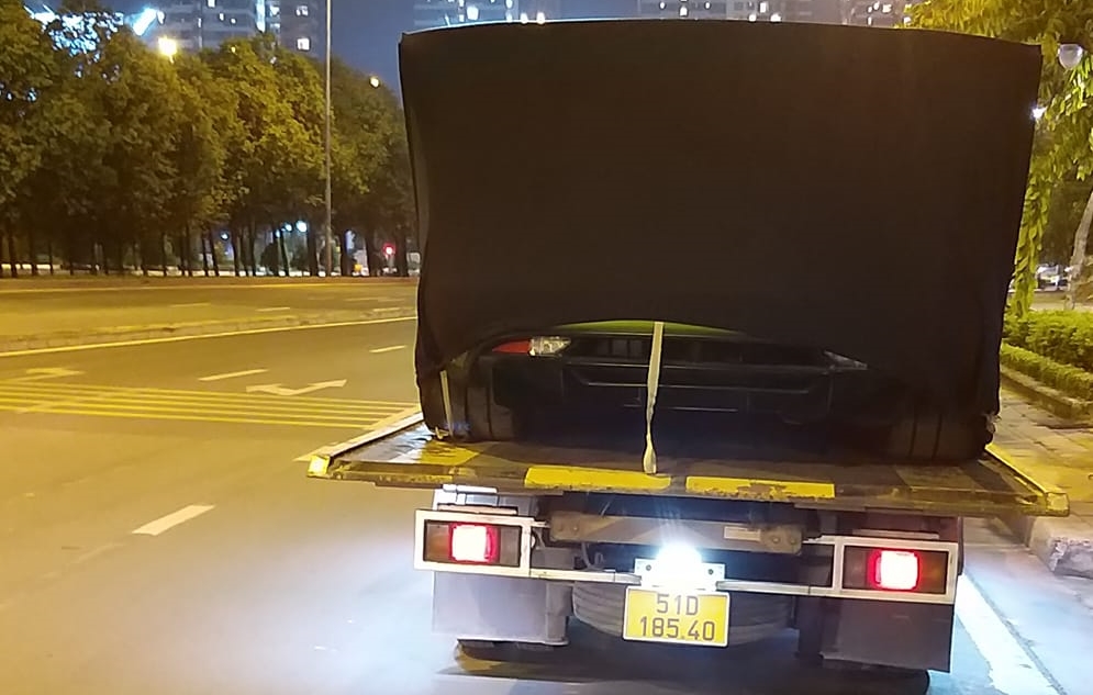 Hình ảnh chiếc xe đua đường phố Dodge SRT Viper ACR âm thầm xuất hiện tại Việt Nam, xe được trùm bạt cẩn thận nhưng có thể thấy phần đuôi xe nhô cao ấn tượng do có trang bị cánh gió khổng lồ của phiên bản Viper ACR Hình ảnh chiếc xe đua đường phố Dodge SRT Viper ACR âm thầm xuất hiện tại Việt Nam, xe được trùm bạt cẩn thận nhưng có thể thấy phần đuôi xe nhô cao ấn tượng do có trang bị cánh gió khổng lồ của phiên bản Viper ACR
