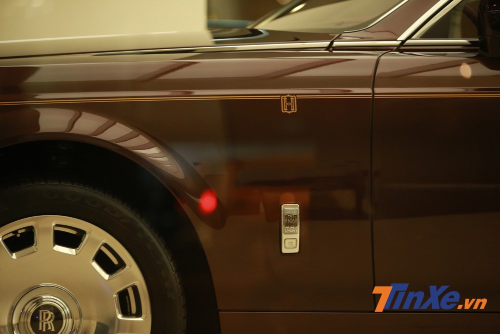 Chữ H nằm b&ecirc;n h&ocirc;ng đầu xe l&agrave; dấu hiệu nhận biết Rolls-Royce Phantom mang t&ecirc;n gọi Ho&agrave; B&igrave;nh & Vinh Quang 
