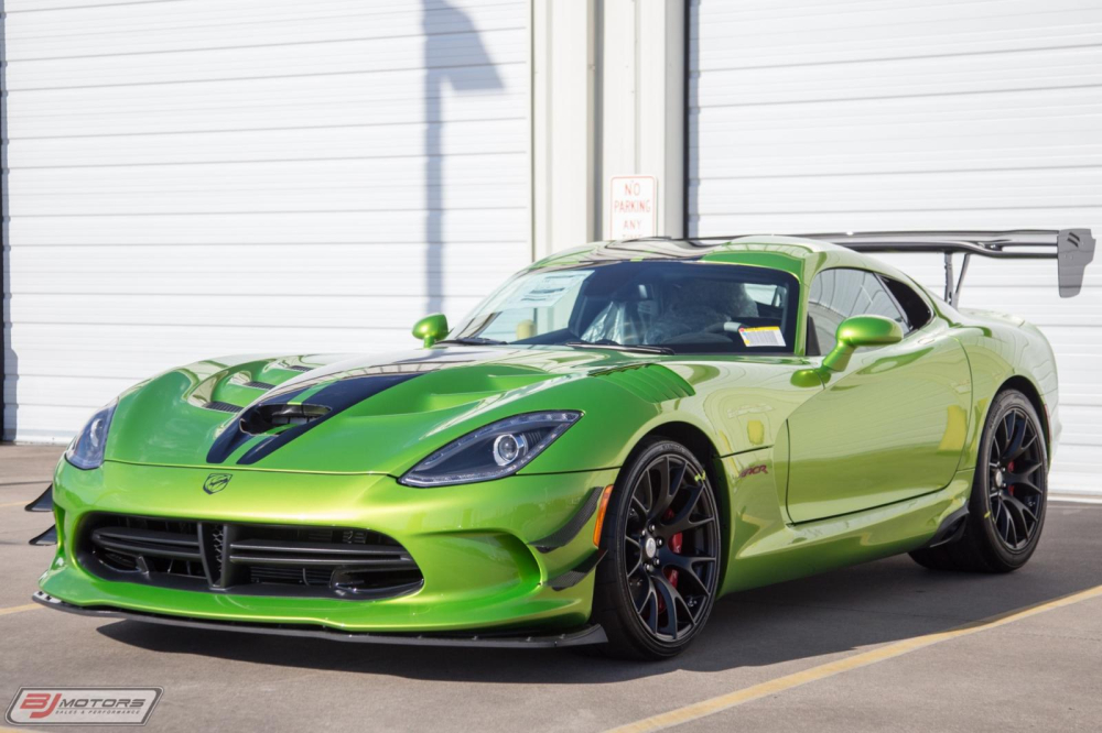 Dodge SRT Viper ACR có rất nhiều đồ chơi bằng carbon ở ngoại thất Dodge SRT Viper ACR có rất nhiều đồ chơi bằng carbon ở ngoại thất