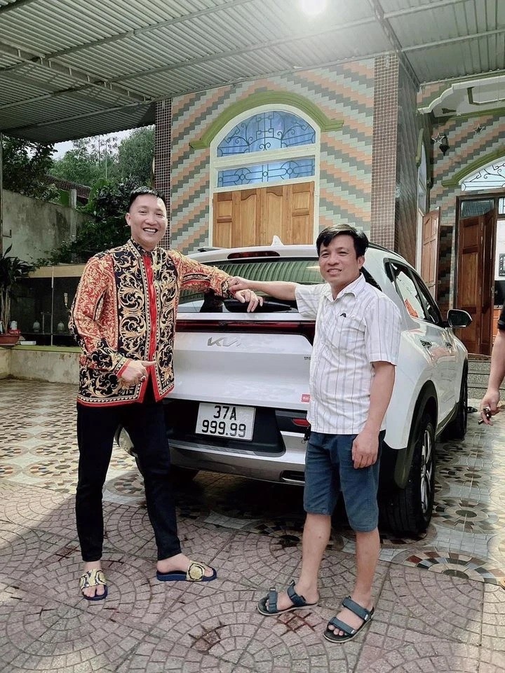 Huấn hoa hồng có mặt tại Nghệ An để mua chiếc Kia Sonet ngũ quý 9 Huấn hoa hồng có mặt tại Nghệ An để mua chiếc Kia Sonet ngũ quý 9