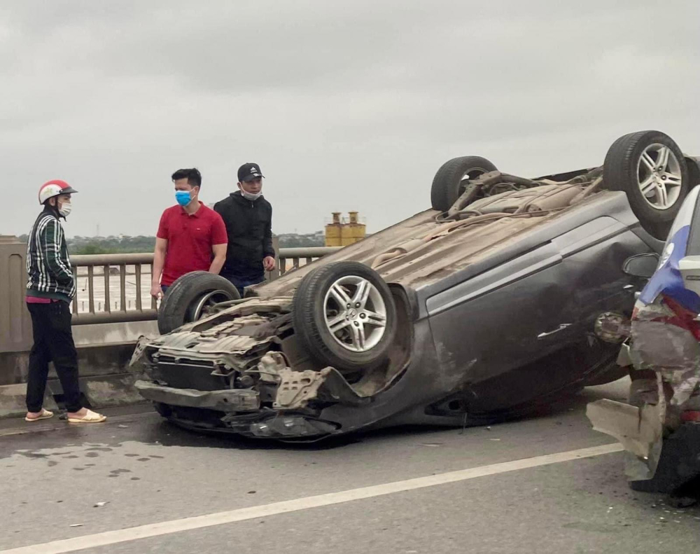 Chiếc &ocirc; t&ocirc; Honda Civic lật ngửa v&agrave;o l&agrave;n đường d&agrave;nh cho xe m&aacute;y