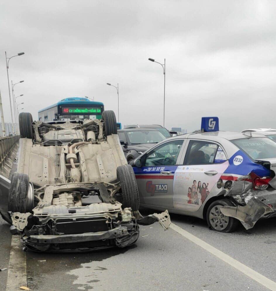 Chiếc taxi bị biến dạng phần đu&ocirc;i xe sau vụ tai nạn