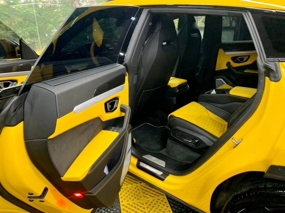 Còn đây là hàng ghế phía sau của xe Lamborghini Urus Còn đây là hàng ghế phía sau của xe Lamborghini Urus