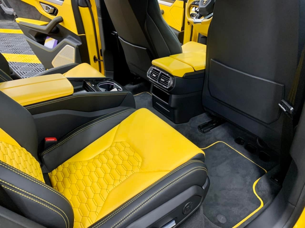 Siêu SUV Lamborghini Urus của cậu cả nhà bầu Hiển có cấu hình 4 chỗ ngồi, hàng ghế sau chỉ có 2 ghế với kiểu thương gia Siêu SUV Lamborghini Urus của cậu cả nhà bầu Hiển có cấu hình 4 chỗ ngồi, hàng ghế sau chỉ có 2 ghế với kiểu thương gia
