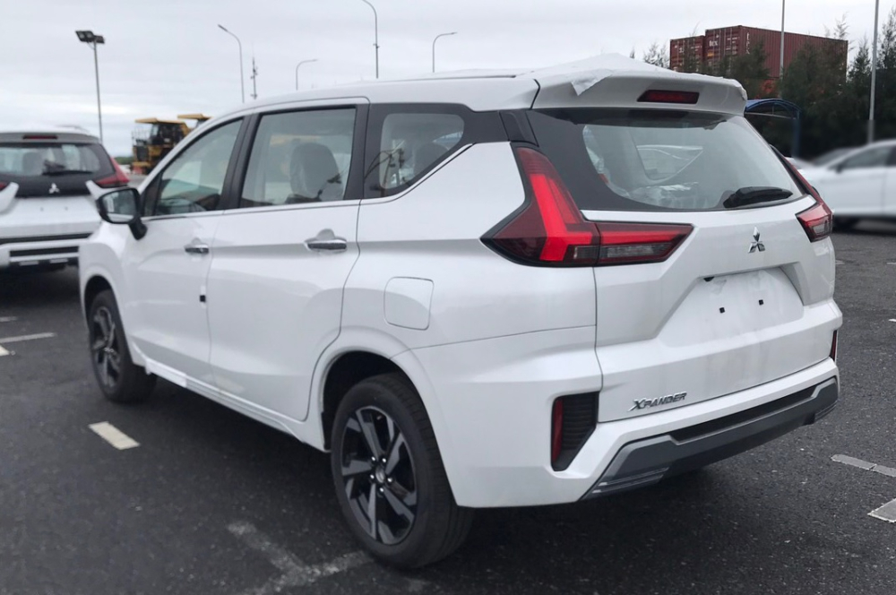 Đ&aacute;ng ch&uacute; &yacute;, ngay ph&iacute;a tr&ecirc;n chiếc Xpander mới l&agrave; một mẫu xe lạ c&oacute; phần đu&ocirc;i giống với Mitsubishi Xpander Cross 2022 (Ảnh: Đ&ocirc;ng H&ugrave;ng).