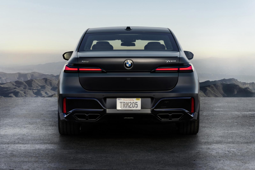 BMW 760i xDrive 2023 dùng máy xăng V8