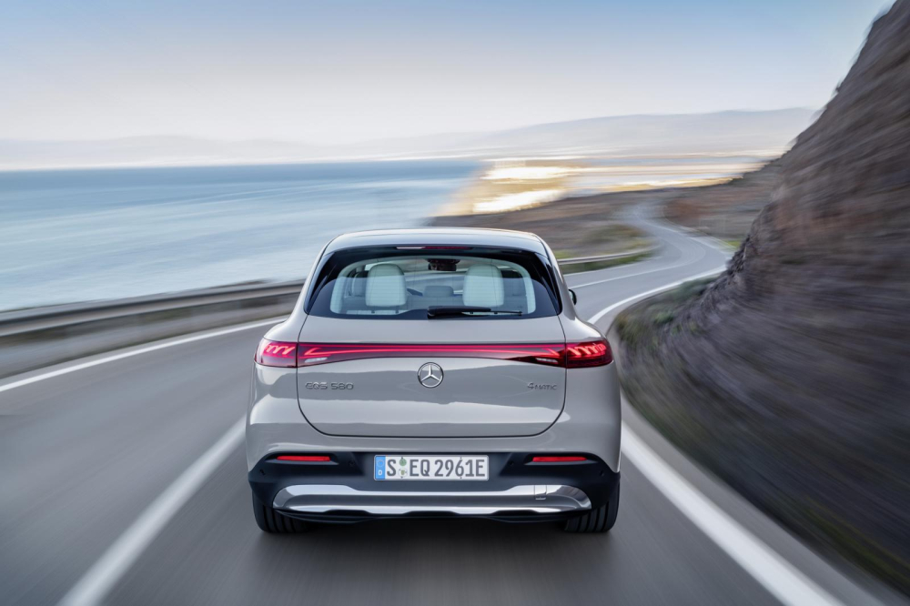 Mercedes-Benz EQS SUV 2023 c&oacute; nhiều c&ocirc;ng nghệ an to&agrave;n chủ động