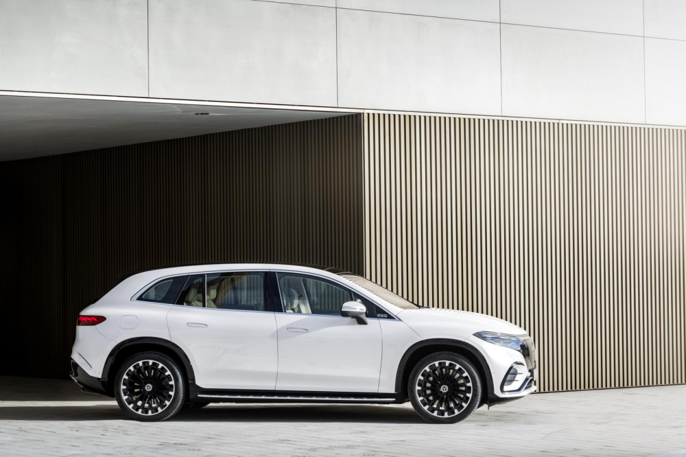 Mercedes-Benz EQS SUV 2023 c&oacute; k&iacute;ch thước lớn