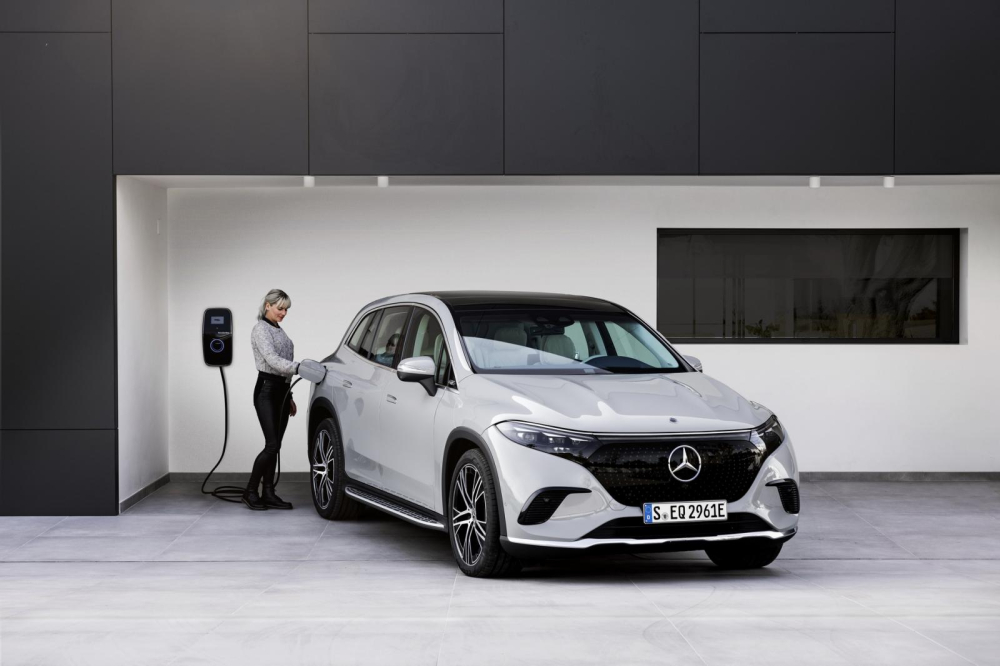 Mercedes-Benz EQS SUV 2023 c&oacute; cả hệ thống sạc nhanh v&agrave; chậm