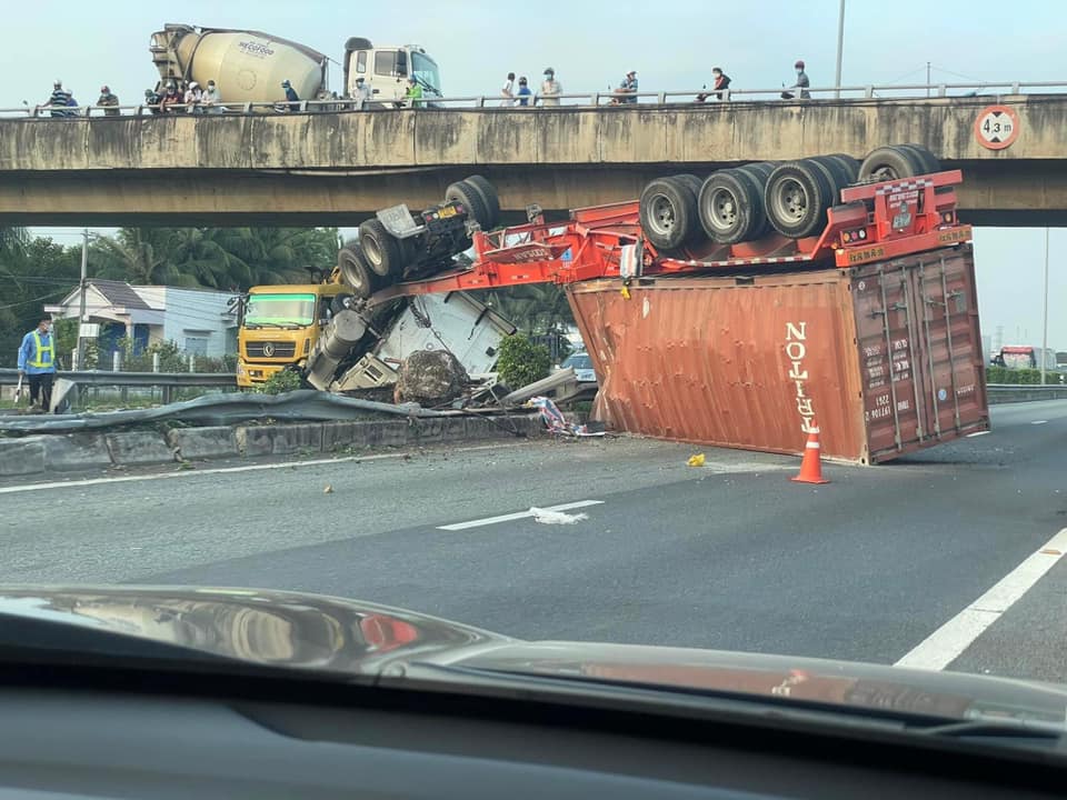 Chiếc xe đầu k&eacute;o lật ngửa v&agrave; hư hỏng nặng