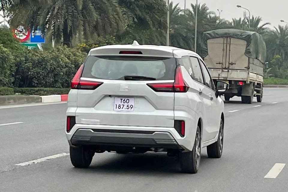 Cụm đ&egrave;n hậu ph&iacute;a sau cũng c&oacute; thay đổi nhẹ để h&agrave;i h&ograve;a với cụm đ&egrave;n trước.