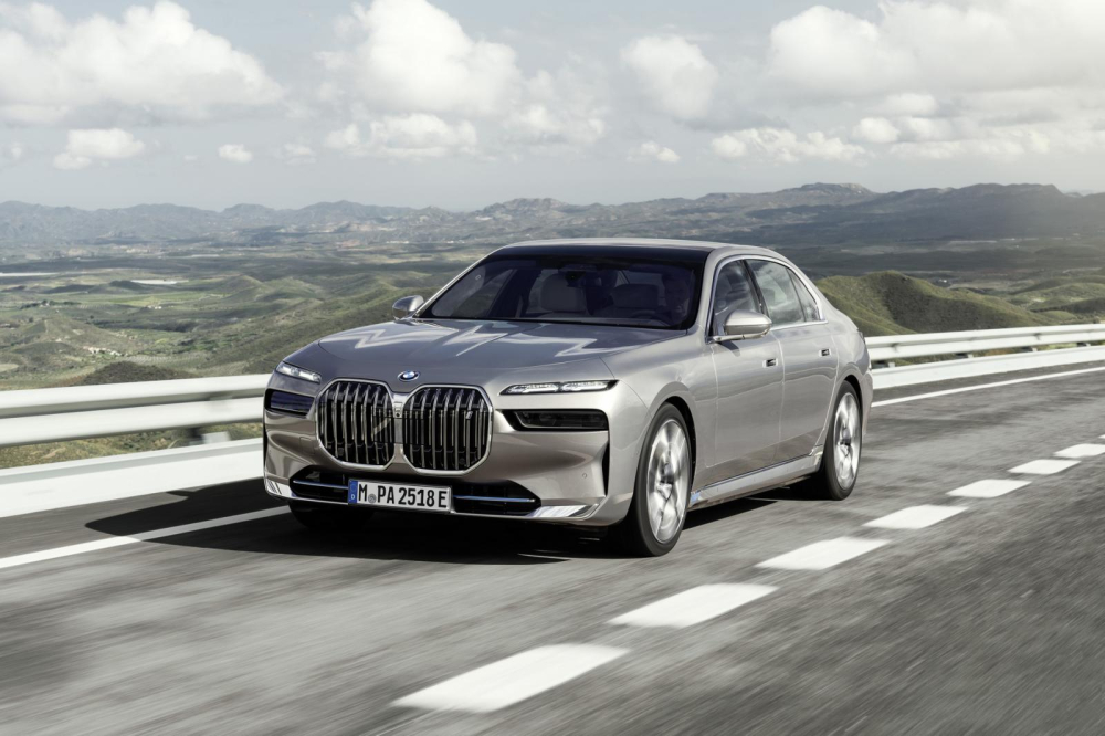 Thiết kế ngoại thất của BMW i7 2023 kh&aacute;c biệt một ch&uacute;t so với 7-Series mới