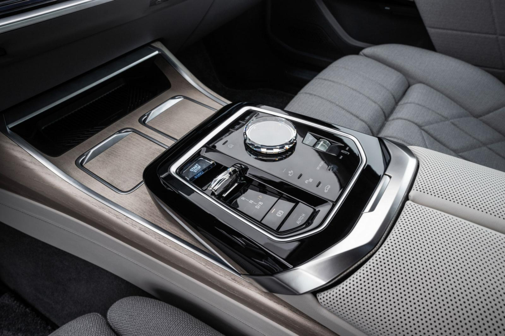 Cụm điều khiển trung t&acirc;m của BMW i7 2023 