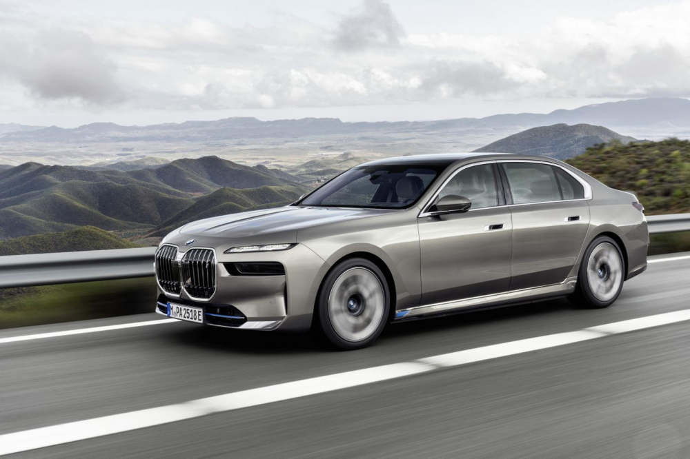 BMW i7 2023 c&oacute; thể chạy được 483 km sau khi sạc đầy pin