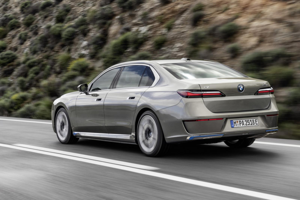 BMW i7 2023 c&oacute; những chi tiết ngoại thất m&agrave;u xanh dương