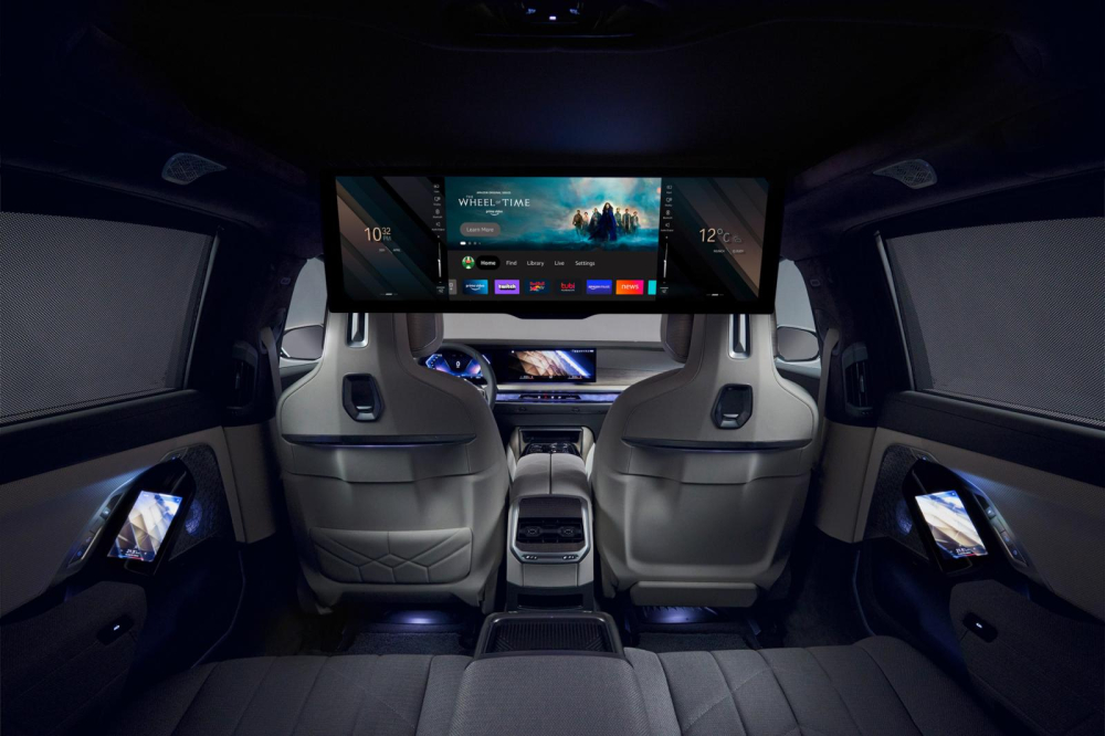 M&agrave;n h&igrave;nh 31 inch tr&ecirc;n trần xe của BMW i7 2023 