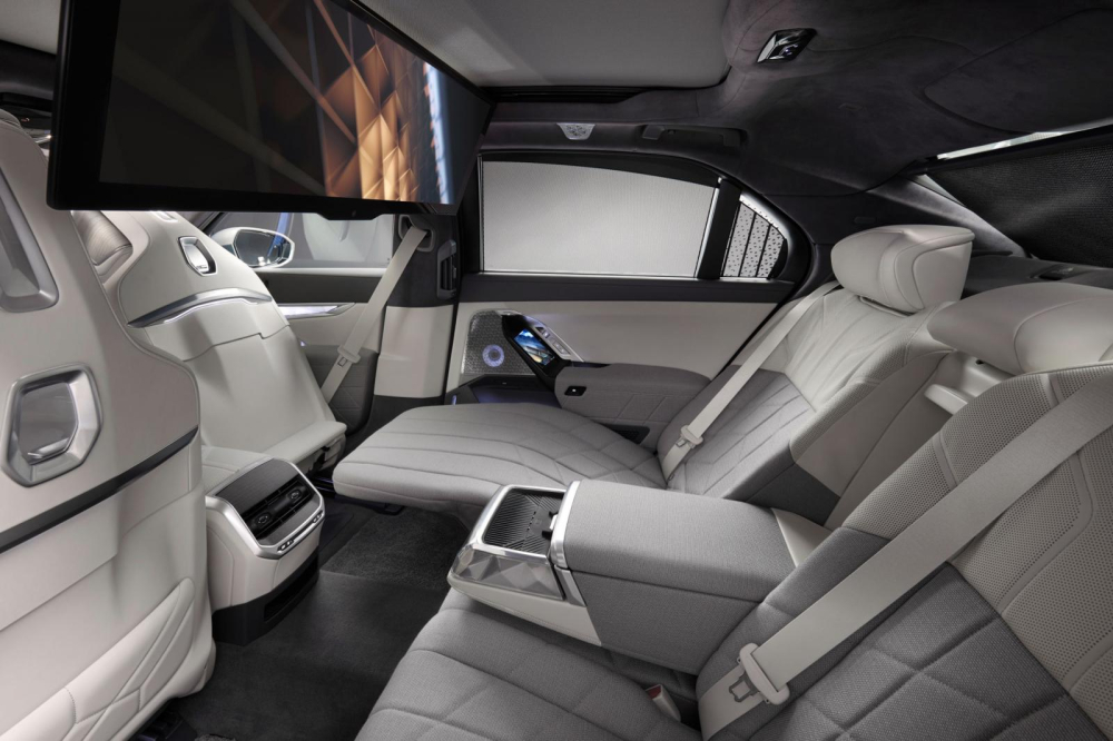 Ghế sau của BMW i7 2023 c&oacute; thể ngửa 42,5 độ