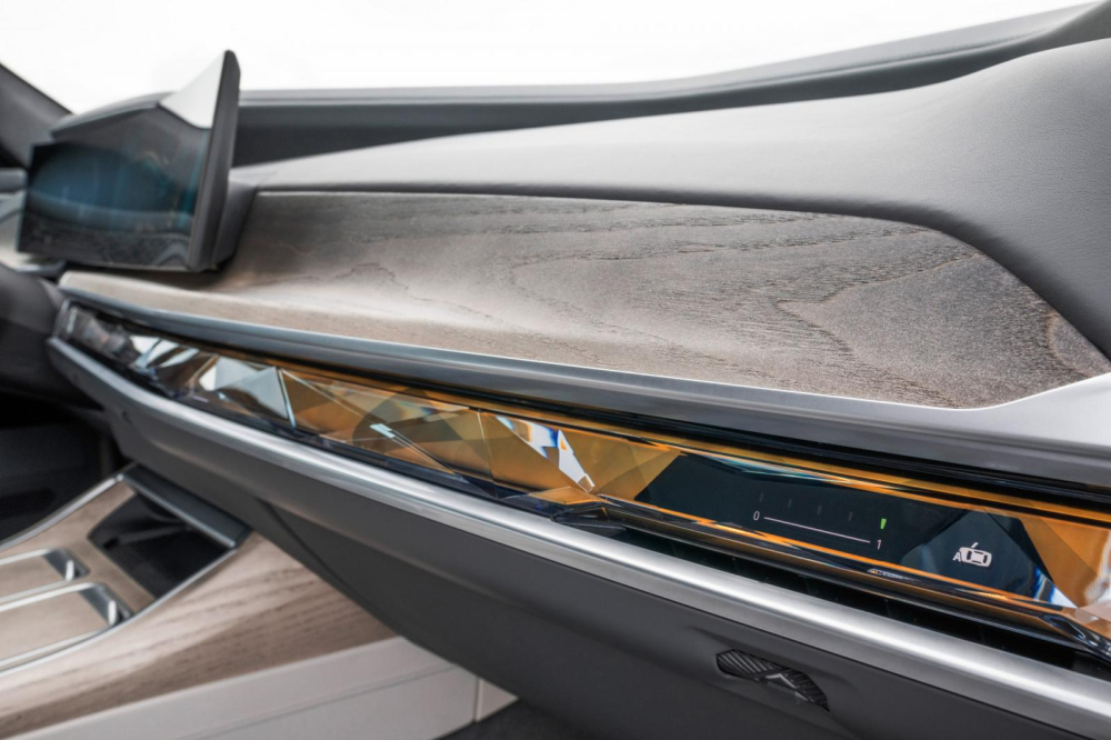 Mặt t&aacute;p-l&ocirc; của BMW i7 2023 được ốp gỗ, đi k&egrave;m m&agrave;n h&igrave;nh cong cỡ lớn v&agrave; dải cảm ứng