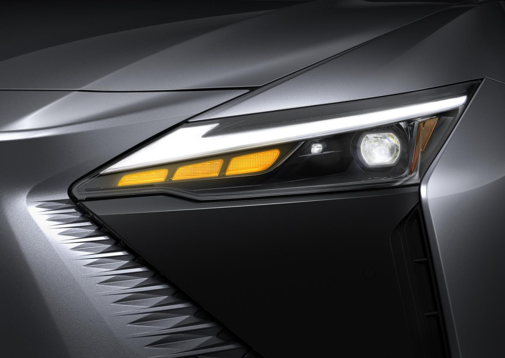 Cận cảnh cụm đ&egrave;n pha của Lexus RZ 450e 2023