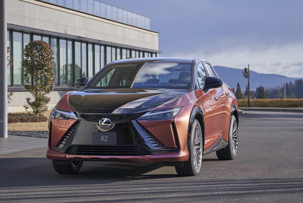 Lexus RZ 450e 2023 c&oacute; phi&ecirc;n bản phối 2 m&agrave;u sơn, nhấn mạnh tạo h&igrave;nh con suốt tr&ecirc;n đầu xe