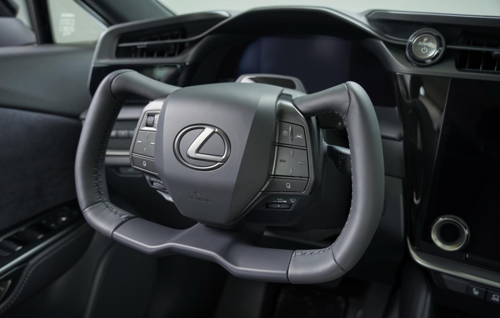 V&ocirc; lăng h&igrave;nh chữ nhật g&acirc;y tranh c&atilde;i của Lexus RZ 450e 2023