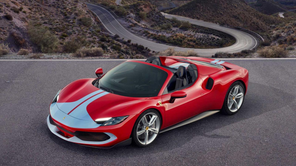 C&ograve;n đ&acirc;y l&agrave; diện mạo của xe sau khi mở mui, chiếc Ferrari 296 GTS m&agrave;u đỏ n&agrave;y c&oacute; th&ecirc;m 1 &iacute;t t&ugrave;y chọn của g&oacute;i Assetto Fiorano