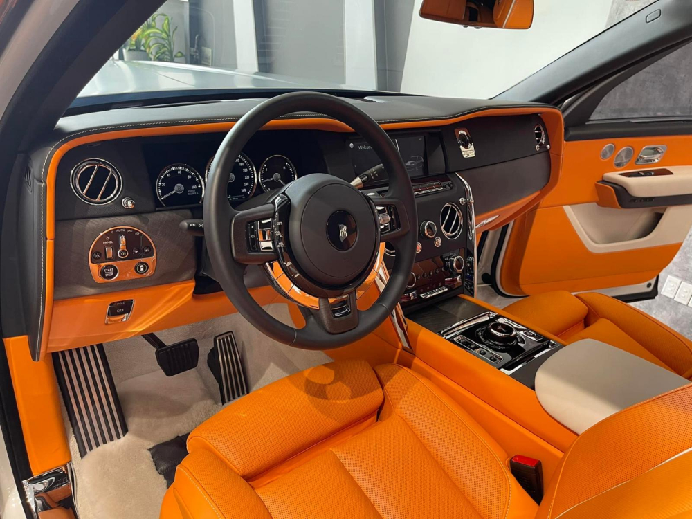 Đ&acirc;y l&agrave; khoang l&aacute;i của xe Rolls-Royce Cullinan 