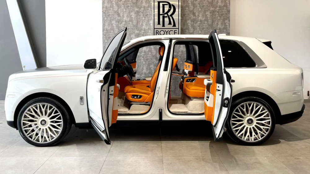 Mở cửa ngược quen thuộc của xe Rolls-Royce sẽ cho thấy chiếc Cullinan c&oacute; nội thất rất ấn tượng