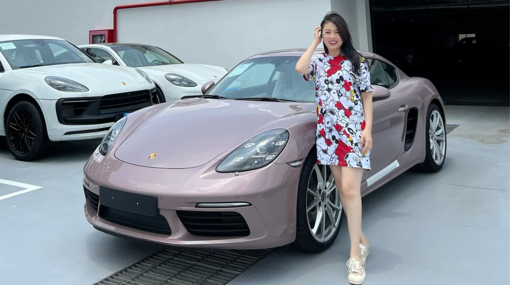 Dân chơi Hằng Dân chơi Hằng túi' tậu Porsche 718 Cayman màu hồng hiếm hoi tại Việt Nam, giá từ 3,6 tỷ đồng