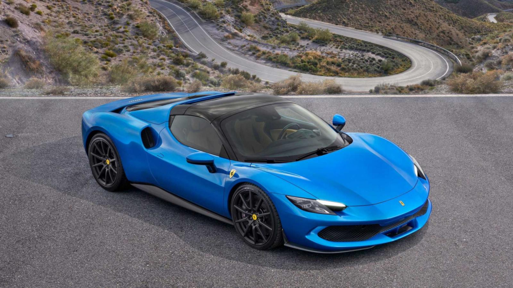 Ferrari 296 GTS khi đ&oacute;ng mui v&agrave; đ&acirc;y l&agrave; bản ti&ecirc;u chuẩn