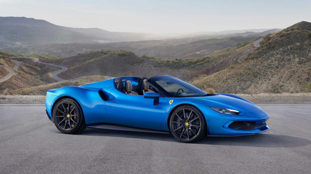 Ph&acirc;n kh&uacute;c của xe Ferrari 296 GTS đang đi hiện chưa c&oacute; đối thủ, c&ograve;n bản Coupe c&oacute; đ&agrave;n em McLaren Artura đang cạnh tranh nhưng mức gi&aacute; b&aacute;n lại rẻ hơn 2 tỷ đồng