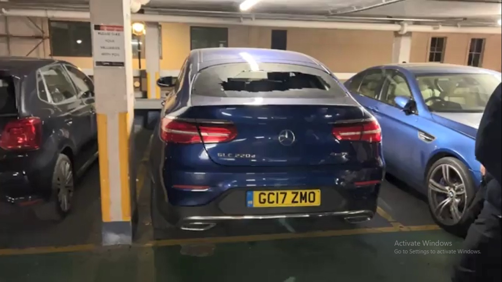 H&igrave;nh ảnh chiếc xe Mercedes-Benz m&agrave; Tuấn Hưng để tư trang trong cốp bị kẻ gian đập k&iacute;nh lấy hết đồ đạc