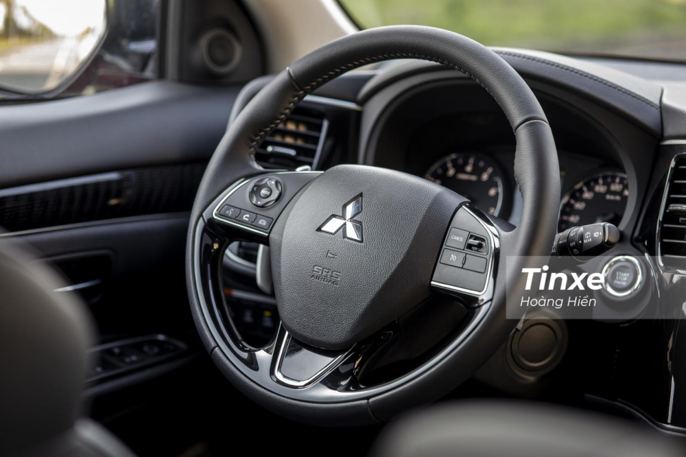 Vô-lăng Mitsubishi Outlander 2022 vẫn giữ sự trung tính và có phản hồi tốt với người lái. Vô-lăng Mitsubishi Outlander 2022 vẫn giữ sự trung tính và có phản hồi tốt với người lái.