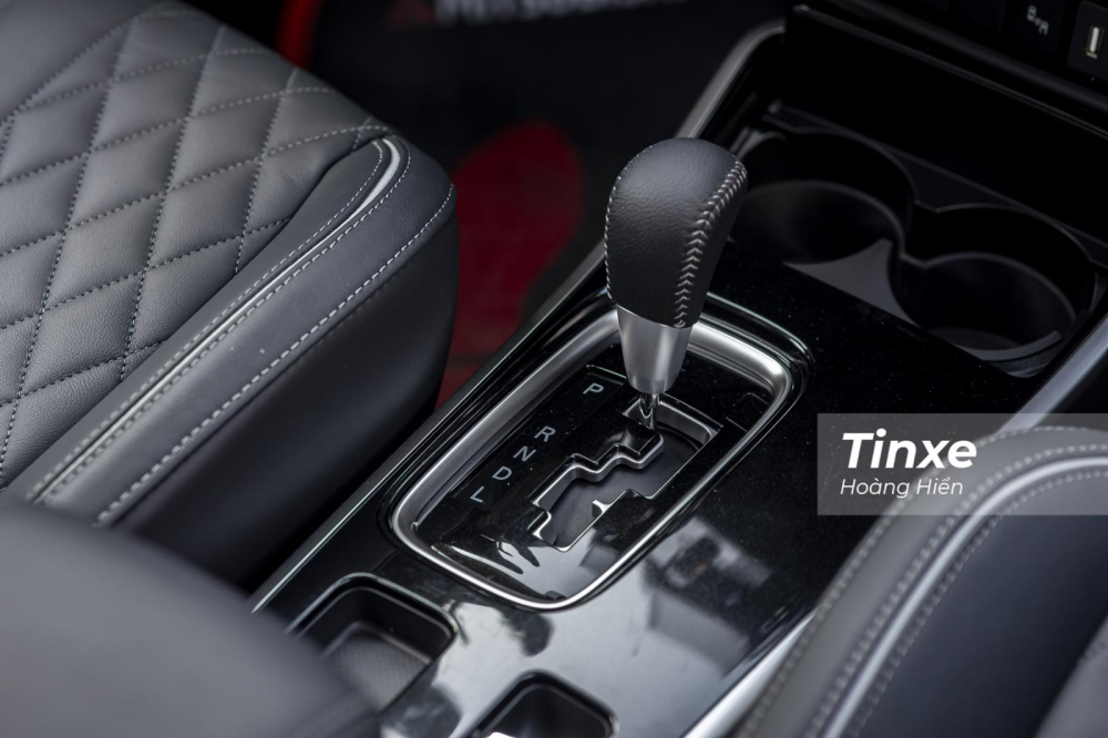 Hộp số CVT của Mitsubishi Outlander 2022 đảm bảo sự êm ái, tiết kiệm khi vận hành hàng ngày nhưng nếu cần tăng tốc thì có phần chưa thuyết phục. Hộp số CVT của Mitsubishi Outlander 2022 đảm bảo sự êm ái, tiết kiệm khi vận hành hàng ngày nhưng nếu cần tăng tốc thì có phần chưa thuyết phục.