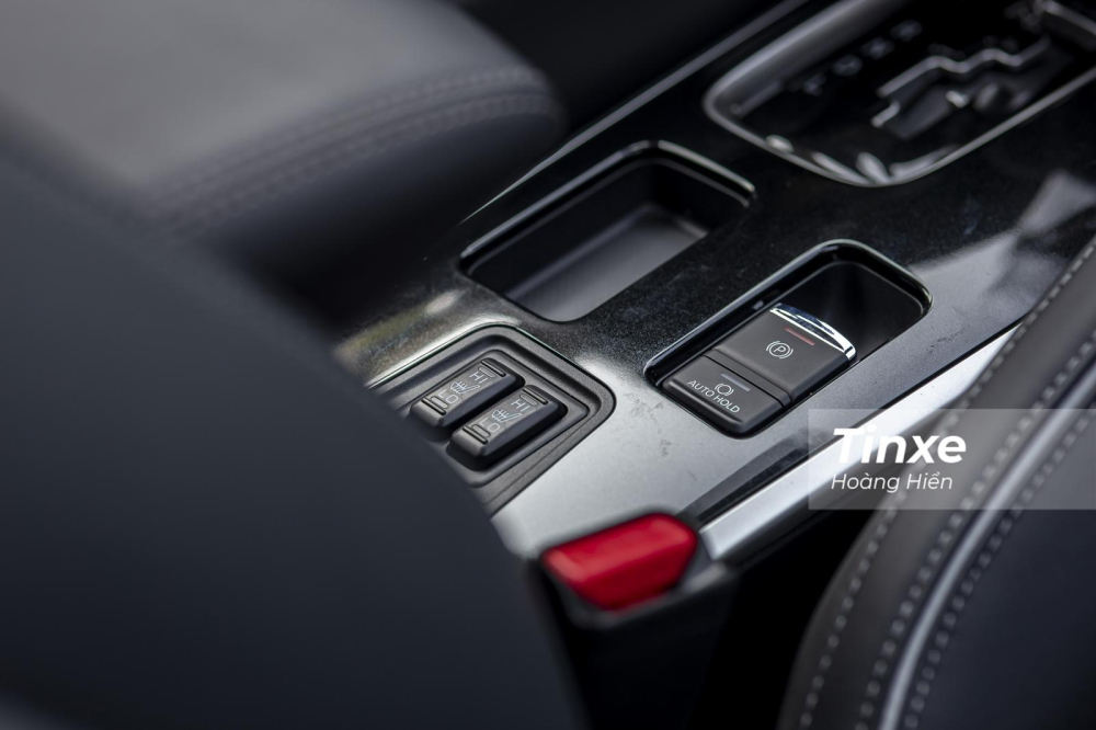 Phanh tay điện tử và Auto Hold vẫn là điểm nhấn trên Mitsubishi Outlander. Phanh tay điện tử và Auto Hold vẫn là điểm nhấn trên Mitsubishi Outlander.