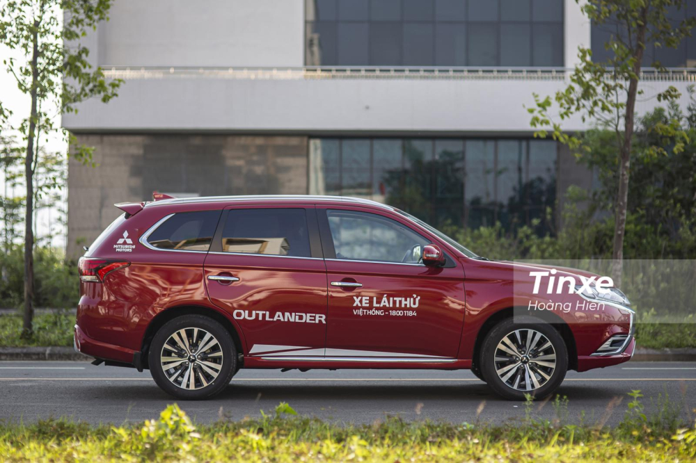 Mitsubishi Outlander là một lựa chọn thực dụng trong phân khúc crossover 5+2 tại Việt Nam. Mitsubishi Outlander là một lựa chọn thực dụng trong phân khúc crossover 5+2 tại Việt Nam.