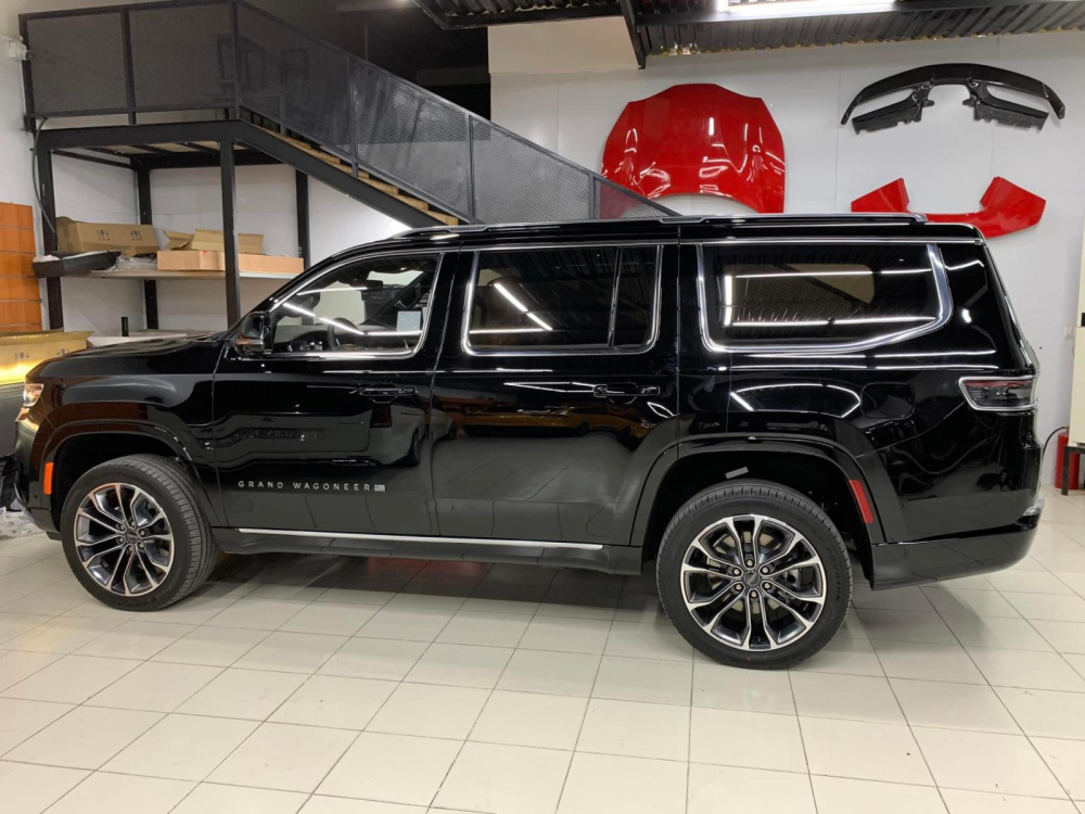Jeep Grand Wagoneer 2022 đầu tiên có mặt tại Việt Nam, SUV hạng sang cỡ lớn cho ai thích hàng lạ