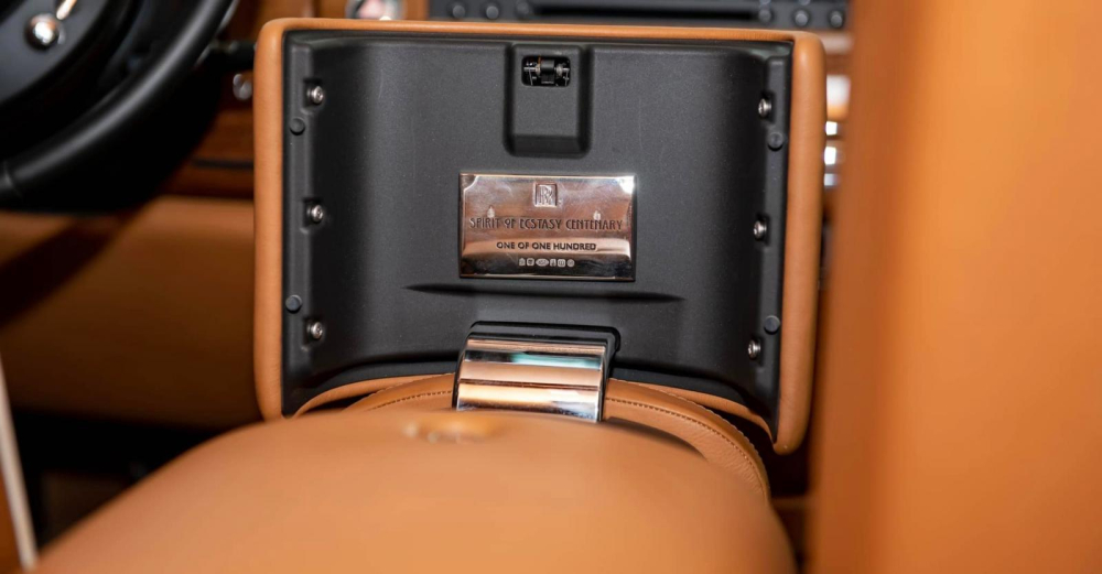 Huy hiệu này cho thấy đây là chiếc xe Rolls-Royce Phantom giới hạn 100 xe