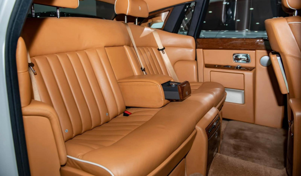 Nội thất chiếc xe siêu sang Rolls-Royce Phantom này còn khá mới
