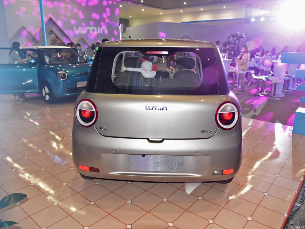 Changan Lumin nh&igrave;n từ ph&iacute;a sau