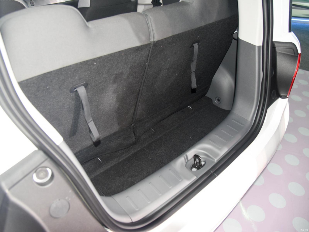 Khoang h&agrave;nh l&yacute; của Changan Lumin
