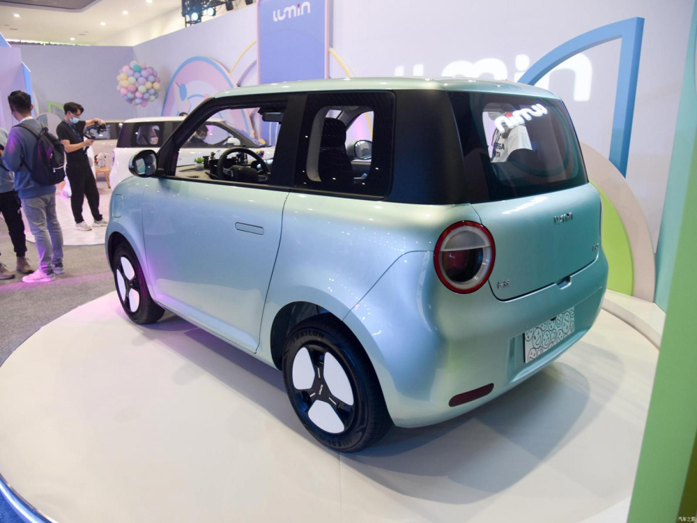 Changan Lumin c&oacute; tay nắm cửa nằm ch&igrave;m v&agrave;o th&acirc;n xe