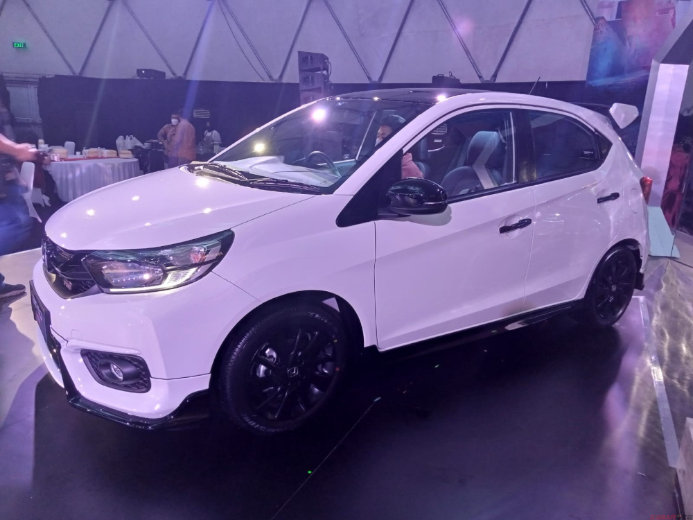Honda Brio RS Urbanite Edition 2022 c&oacute; nhiều chi tiết ngoại thất m&agrave;u đen b&oacute;ng
