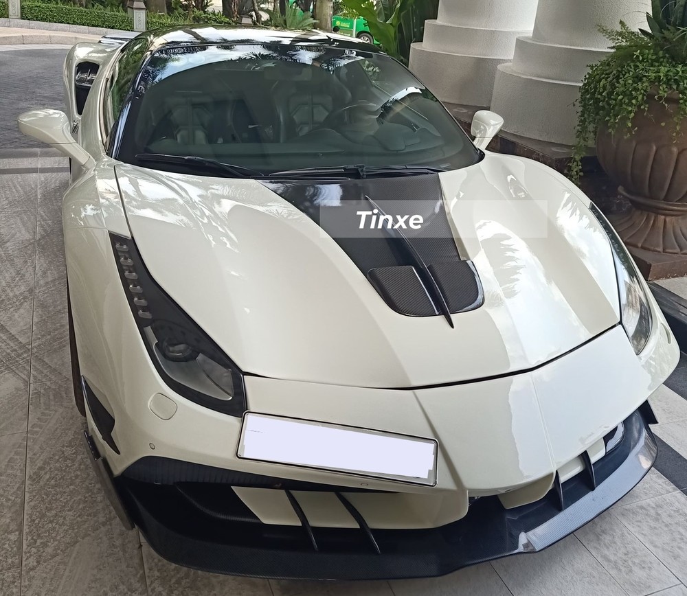 Đây là chiếc siêu xe Ferrari đầu tiên tại dải đất hình chữ S độ Misha Designs, xe thuộc phiên bản 488 GTB