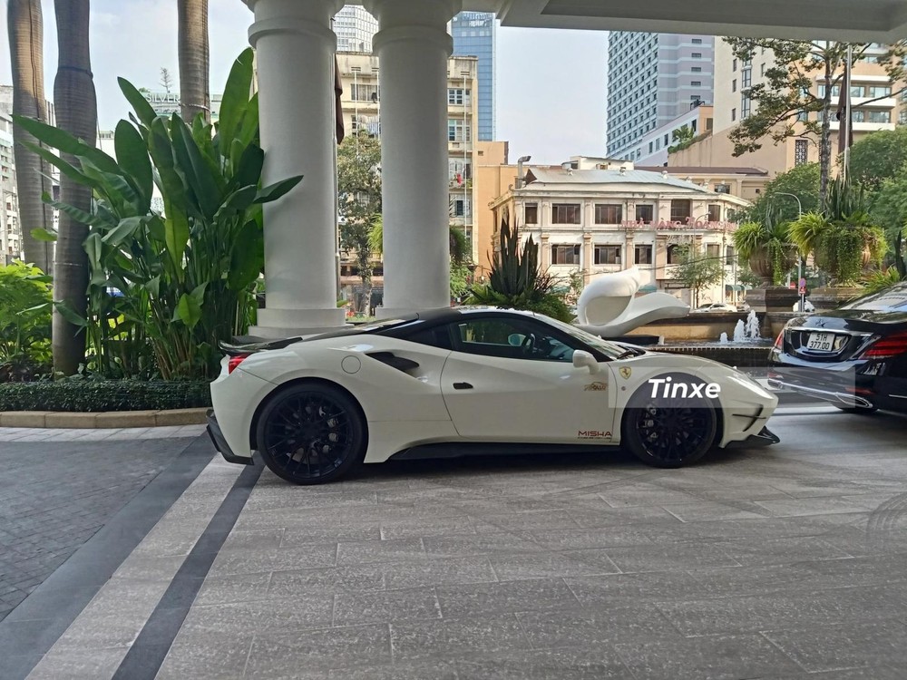 Xe thuộc sở hữu của tay chơi Quốc Cường, chủ nhân của một chiếc xe Lamborghini Aventador SVJ Roadster được anh để ở Đức di chuyển