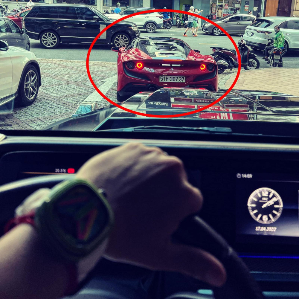 Minh Nhựa sau tay lái xe Mercedes-AMG G63 Edition One và phía trước là Ferrari F8 Tributo do Cường Đô-la điều khiển