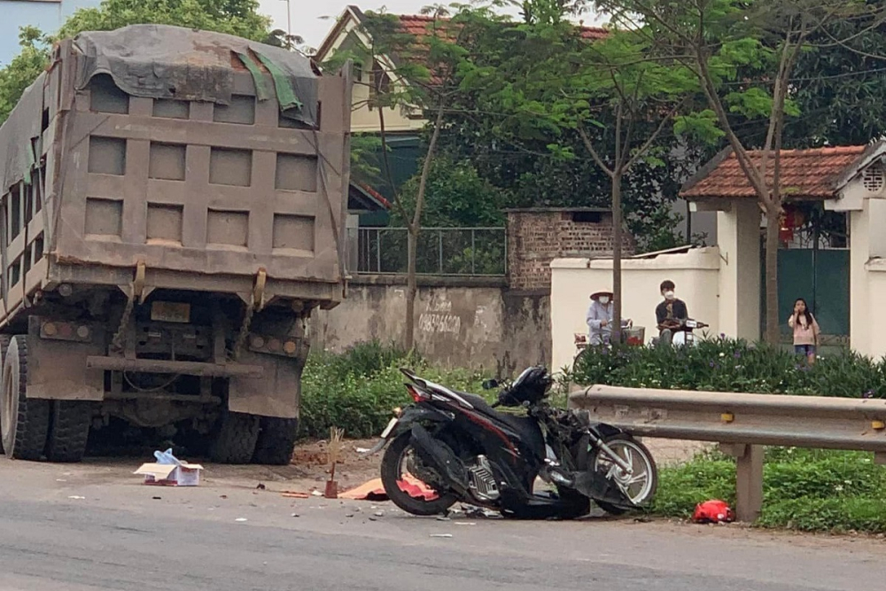 Chiếc xe m&aacute;y bị hư hỏng nặng